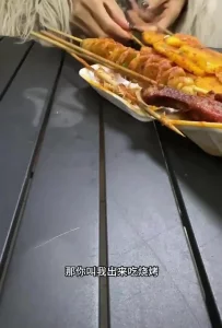 带少妇烧烤店吃烧烤，喝了点酒就把我的鸡巴含住，突然发现大姨妈来了只好